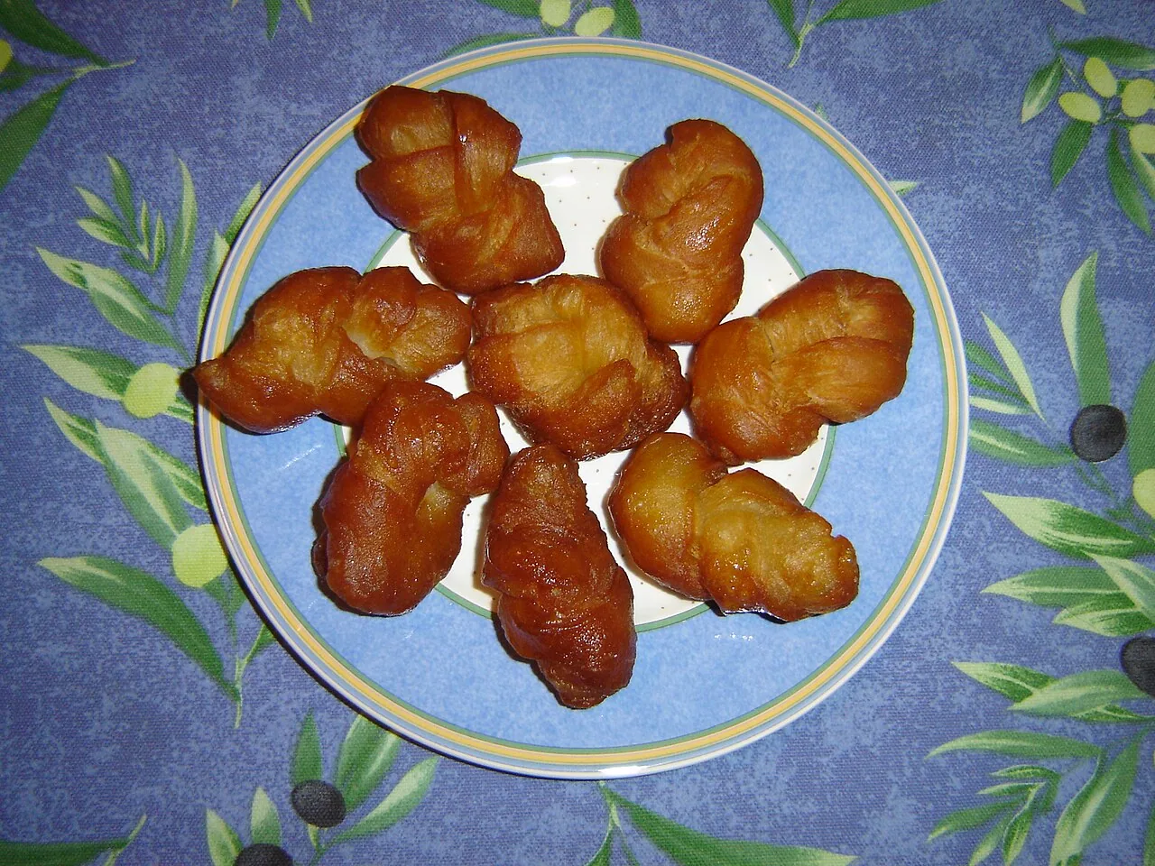Plaited koeksisters coated in syrup