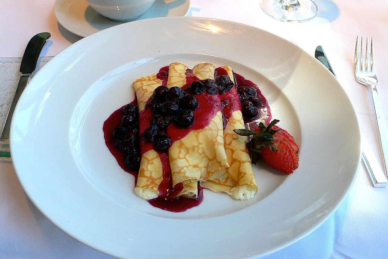 Crêpes with lemon and blueberries