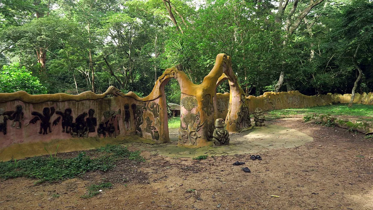 Sculptural entrance to the second palace at Osun-Osogbo Sacred Grove