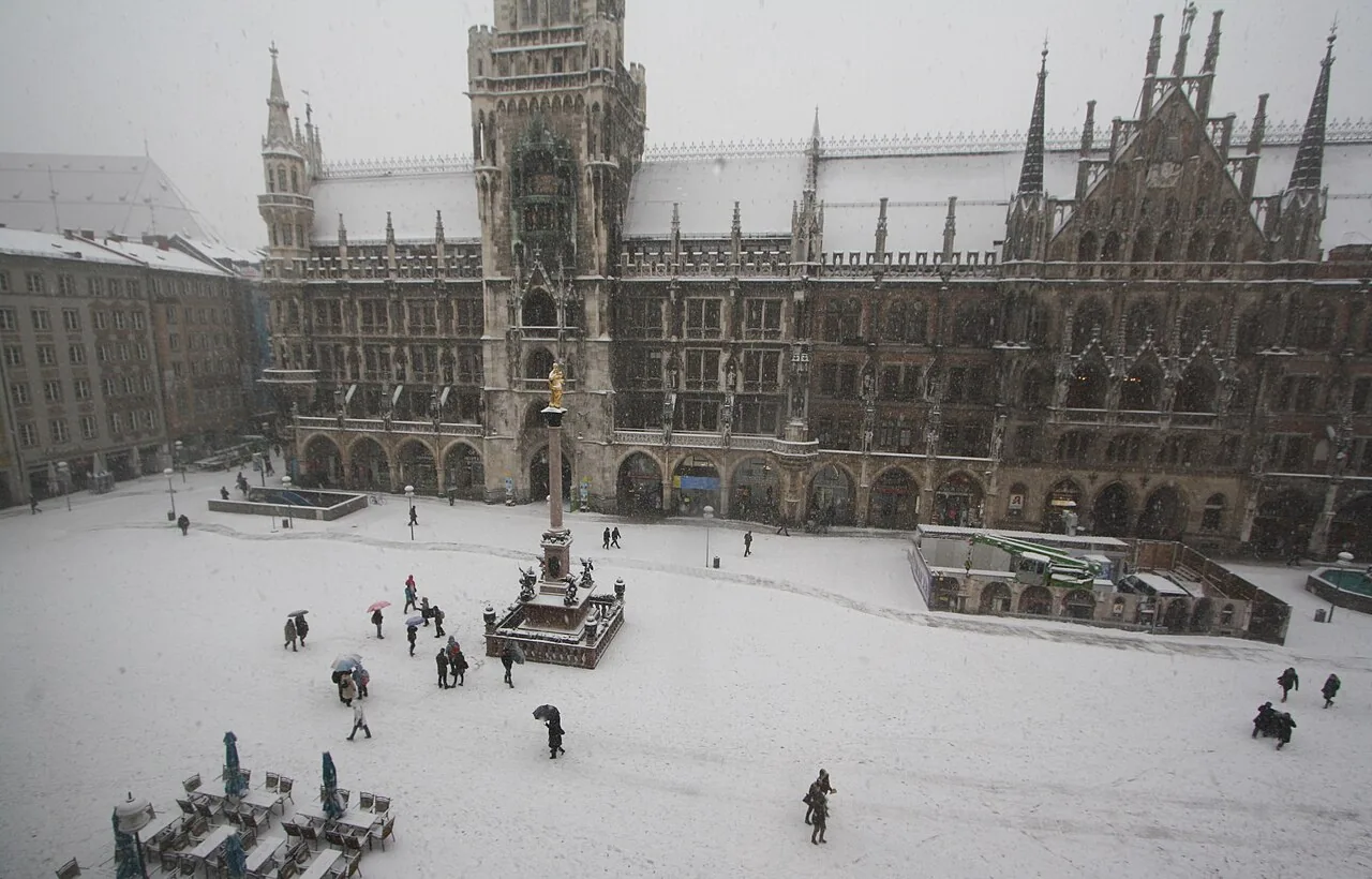 Marienplatz with the Mariensäule in winter, Munich, Germany