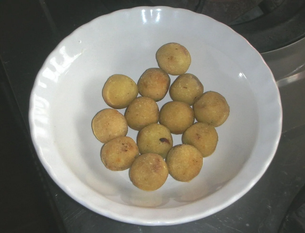 Gulha, small Maldivian snacks from the hedhikaa tradition
