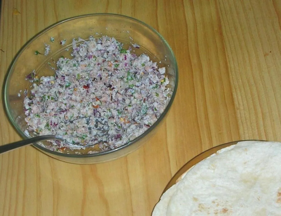 Mas huni served with roshi flatbread
